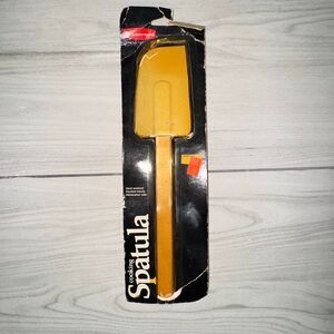 New in original packaging vintage Rubbermaid #2724 flexible spatula scraper in y